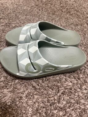 OOFOS green geometric sport slide sandal woman size 9